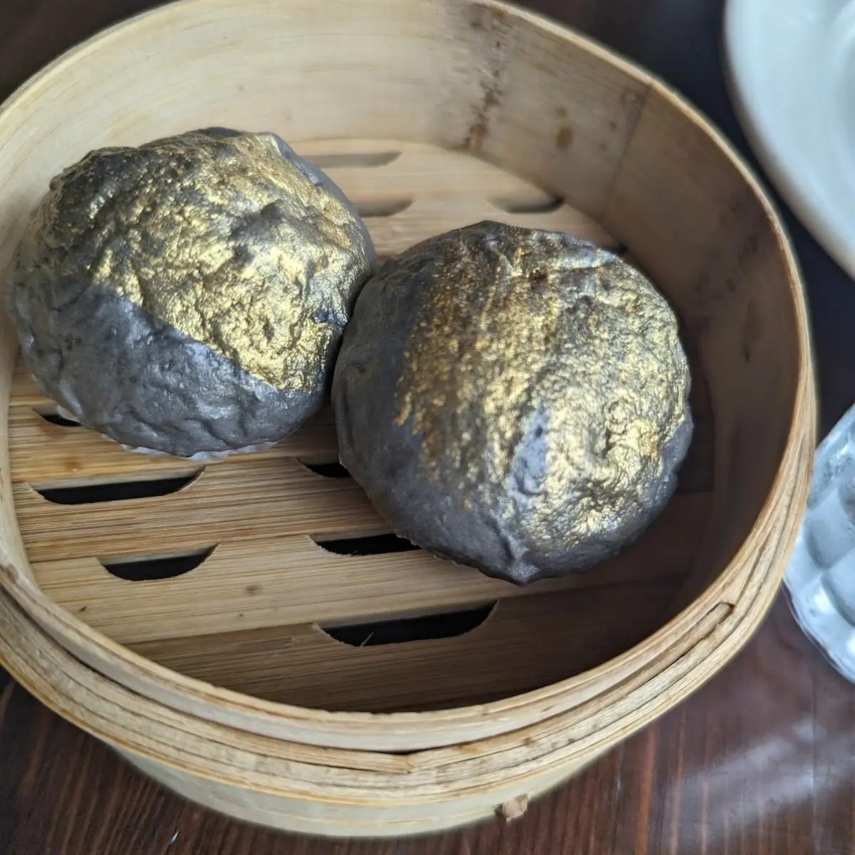 duck egg custard buns 2 黑金流沙包 2个